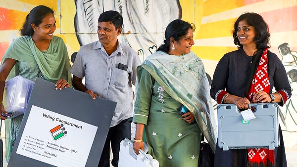 मतदान केंद्रातील कर्मचारी